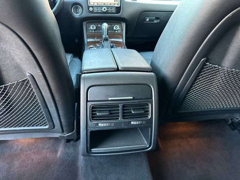 Used 2016 Volkswagen Touareg Sport image 11