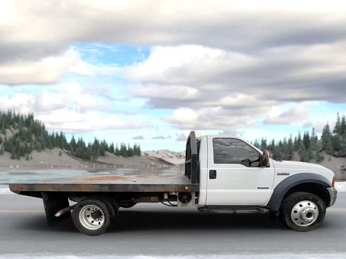 Used 2006 Ford F550 2WD Regular Cab Super Duty image 2