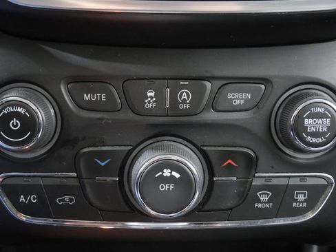 Used 2020 Jeep Cherokee Latitude w/ Cold Weather Group AWD/4WD image 19