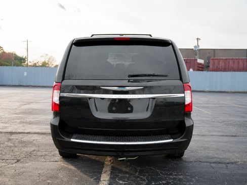 Used 2013 Chrysler Town & Country Touring FWD image 8
