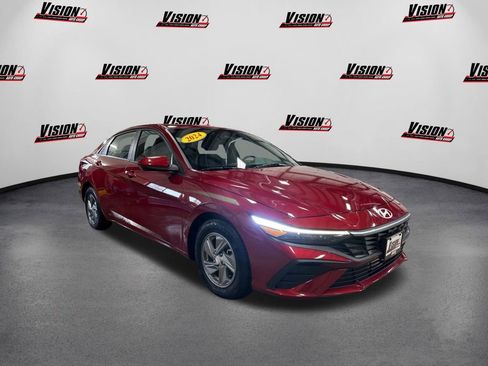 Used 2024 Hyundai Elantra SE image 3