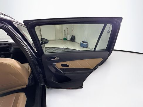Used 2024 Volkswagen Tiguan SE w/ Panoramic Sunroof Package FWD image 30