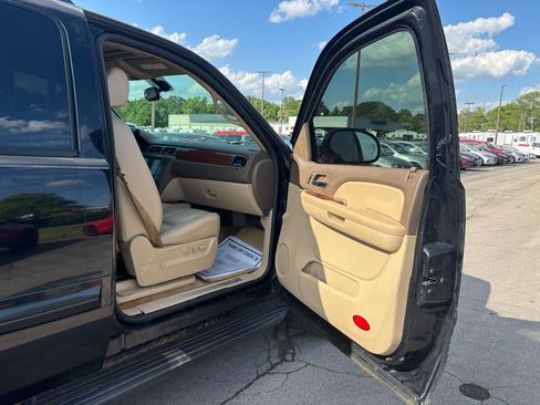 Used 2007 GMC Yukon SLT w/ SLT Preferred Equipment Group AWD/4WD image 9
