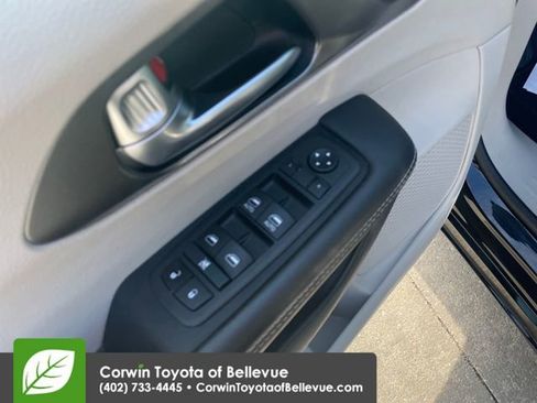Used 2024 Chrysler Pacifica Touring-L FWD image 19