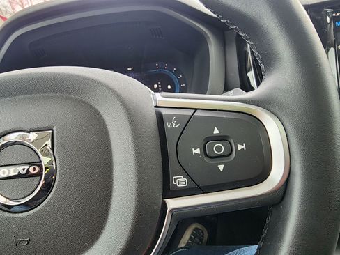 Used 2025 Volvo XC60 B5 Core image 38