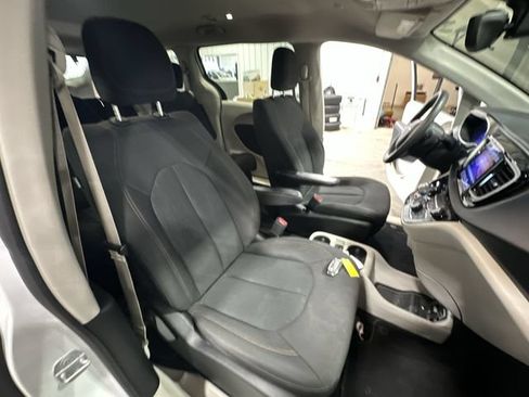 Used 2017 Chrysler Pacifica Touring FWD image 32