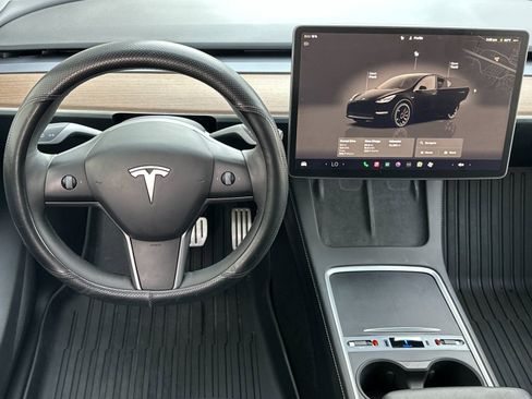 Used 2024 Tesla Model Y Performance image 16