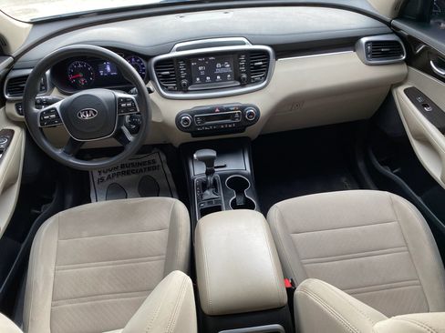 Used 2019 Kia Sorento FWD V6 image 4