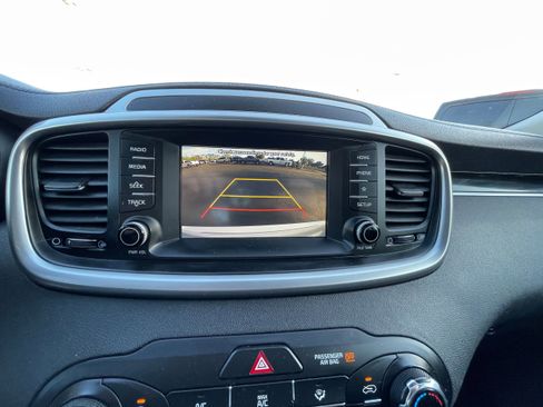 Used 2019 Kia Sorento LX FWD image 19