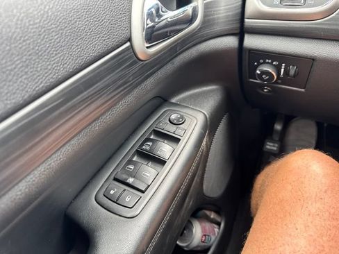 Used 2019 Jeep Grand Cherokee Laredo w/ Security & Convenience Group AWD/4WD image 19