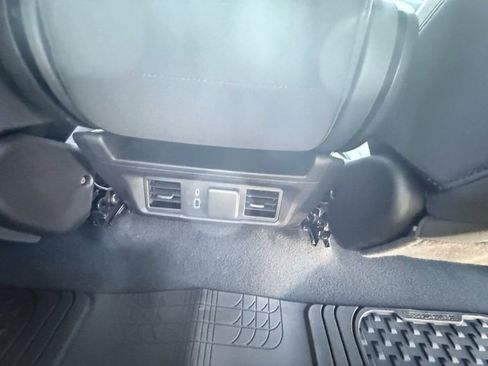 Used 2024 Chevrolet Silverado 1500 LT image 9