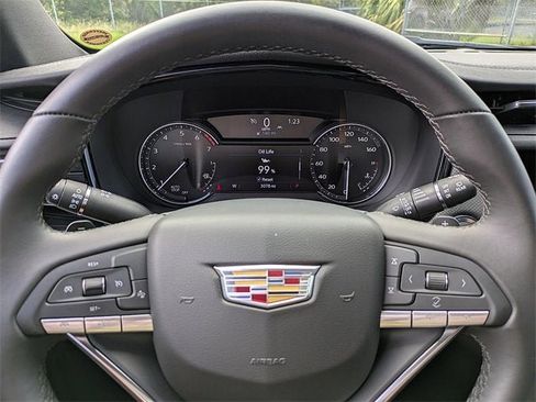 New 2025 Cadillac XT6 Luxury image 30