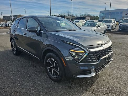 Used 2025 Kia Sportage LX image 4