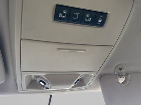 Used 2012 Chrysler Town & Country Touring w/ Entertainment Group #1 FWD image 18