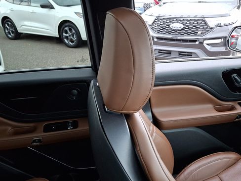 Used 2023 Lincoln Aviator Reserve w/ Equipment Group 201A AWD/4WD image 13