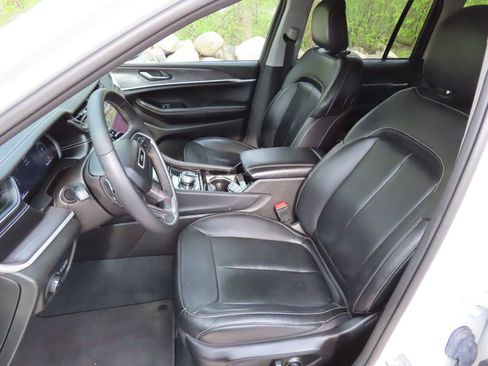 Used 2023 Jeep Grand Cherokee Limited w/ Black Appearance Package AWD/4WD image 23