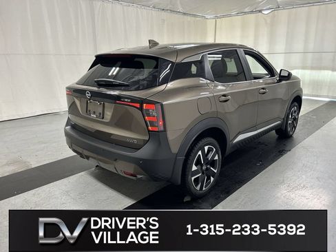 Used 2025 Nissan Kicks SV AWD/4WD image 2