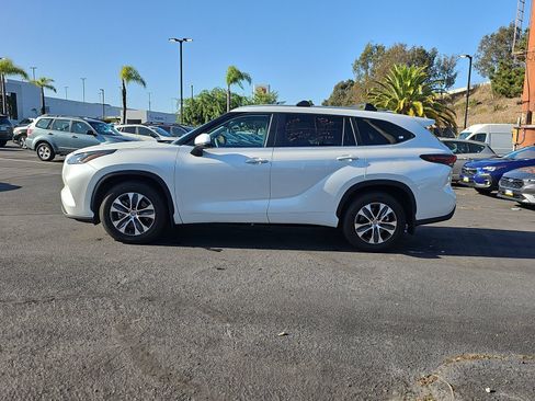 Used 2024 Toyota Highlander XLE FWD image 4