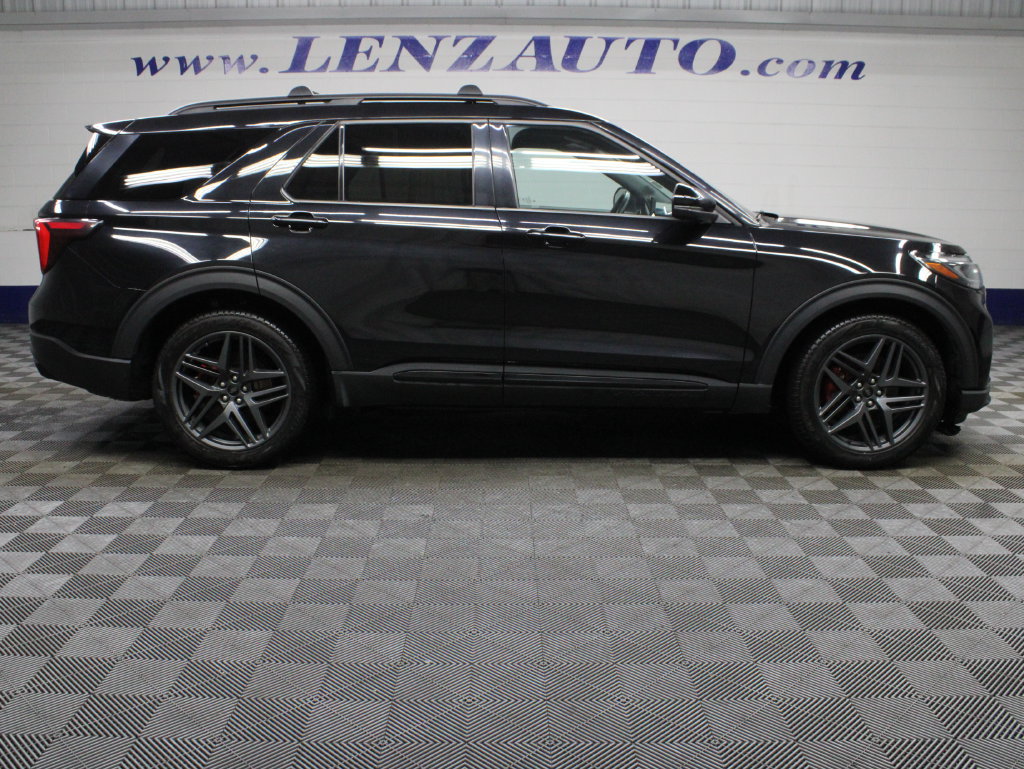 Used 2025 Ford Explorer ST AWD/4WD image 2