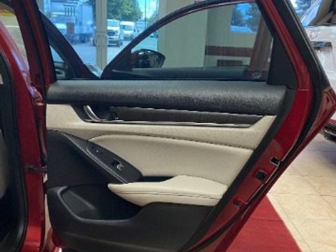 Used 2022 Honda Accord Touring image 8