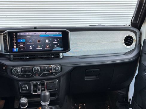 Used 2025 Jeep Wrangler Unlimited Sahara AWD/4WD image 35
