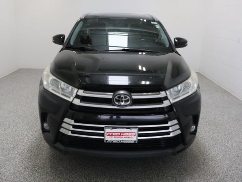 Used 2019 Toyota Highlander XLE FWD image 3