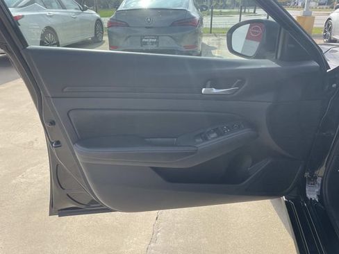 Used 2025 Nissan Altima 2.5 SV FWD image 12