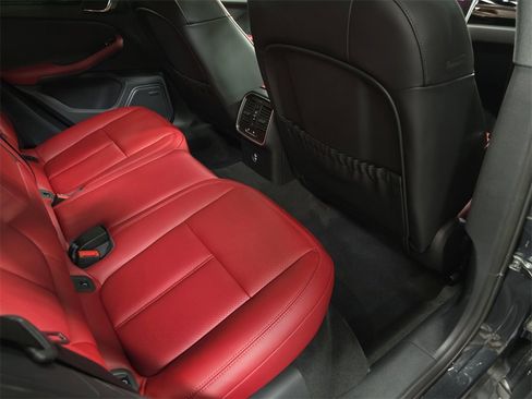 Certified 2025 Porsche Macan Turbo image 25