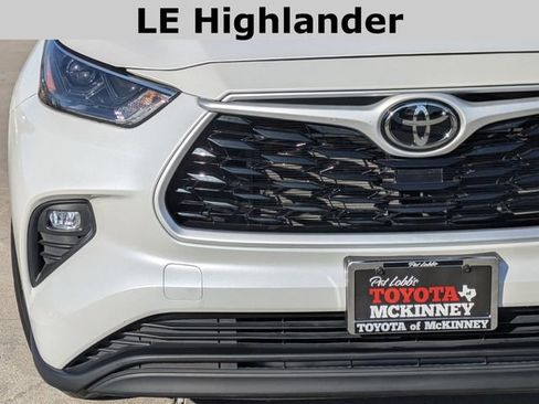 Used 2024 Toyota Highlander LE image 3