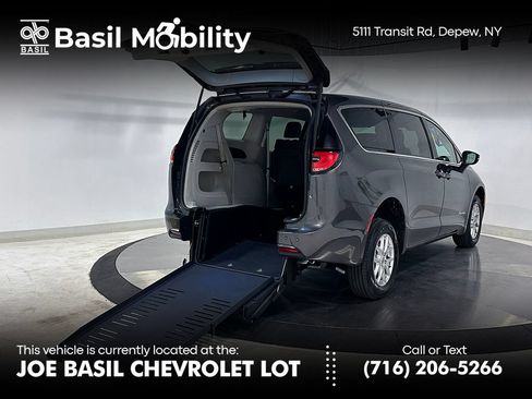 Used 2023 Chrysler Pacifica Touring-L FWD image 1