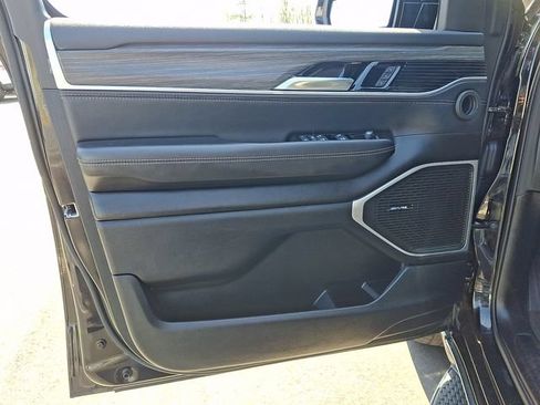 Used 2023 Jeep Wagoneer L Series III RWD image 12