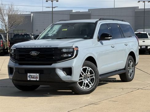 New 2026 Ford Expedition Active image 2