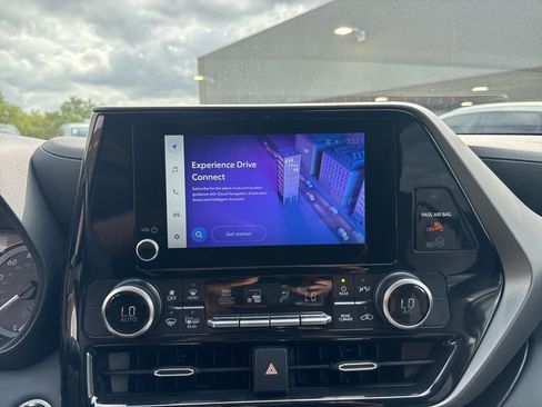 Used 2025 Toyota Highlander LE FWD image 19
