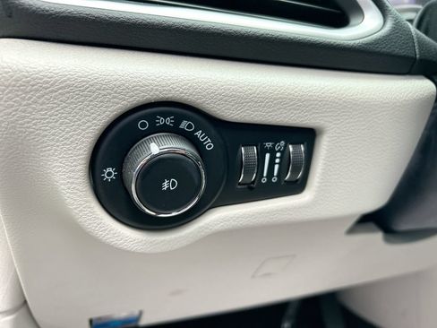 Used 2023 Chrysler Pacifica Touring-L FWD image 21
