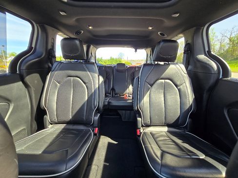 Used 2025 Chrysler Pacifica Limited FWD image 12