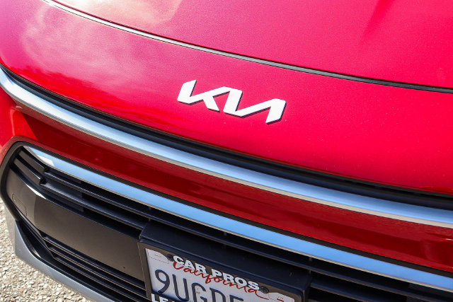 Certified 2025 Kia Niro EX FWD image 6