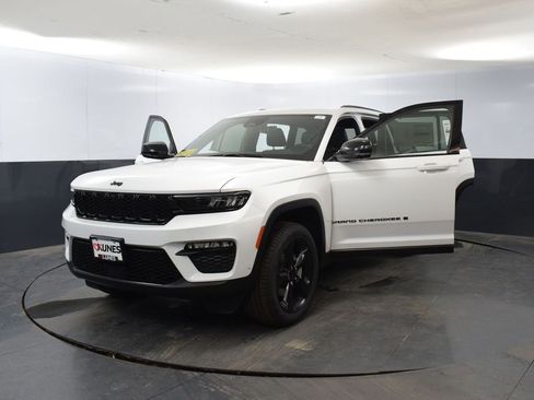 Used 2025 Jeep Grand Cherokee Limited w/ Luxury Tech Group II image 56