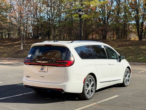 New 2026 Chrysler Pacifica Pinnacle image 7
