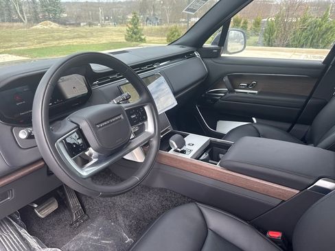 New 2026 Land Rover Range Rover Long Wheelbase SE image 12
