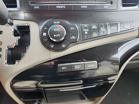Used 2013 Toyota Sienna LE w/ Towing Pkg FWD image 23