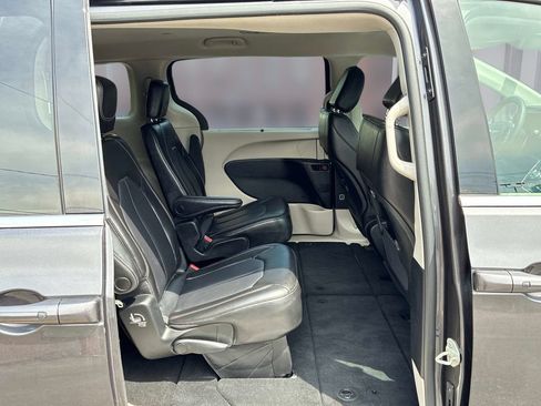 Used 2023 Chrysler Pacifica Touring-L FWD image 11