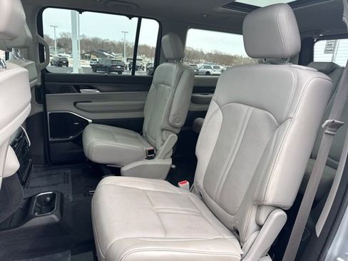 Used 2023 Jeep Wagoneer Series III w/ Premium Group I image 13