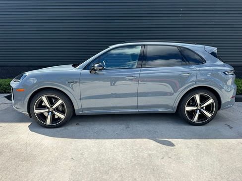 Certified 2025 Porsche Cayenne Turbo AWD/4WD image 2