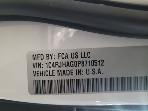 Used 2023 Jeep Grand Cherokee Laredo AWD/4WD image 33