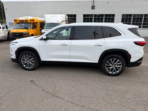 Used 2025 Buick Enclave Preferred AWD/4WD image 11