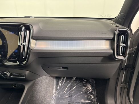 Used 2025 Volvo XC40 B5 Core AWD/4WD image 10