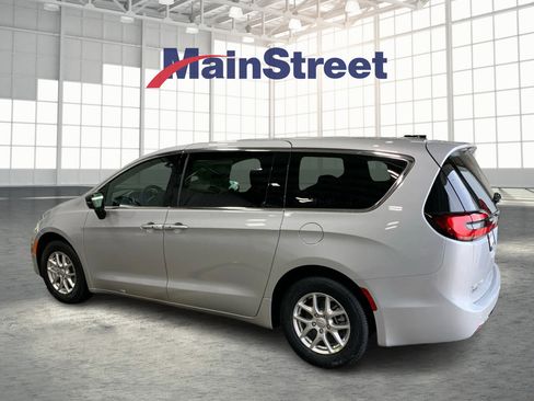 New 2026 Chrysler Pacifica Select image 3