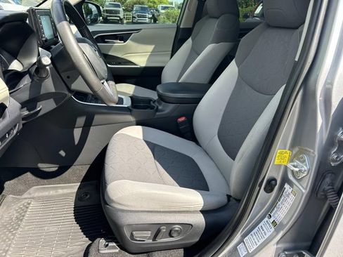 Used 2020 Toyota RAV4 XLE w/ Convenience Package FWD image 32