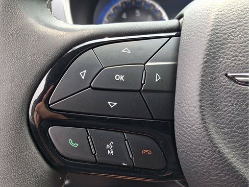 Used 2025 Chrysler Pacifica Limited FWD image 21
