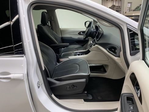 Used 2023 Chrysler Pacifica Limited image 12